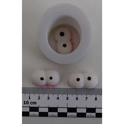 Jucărie stoarsă în formă de omidă cu ochi mari.