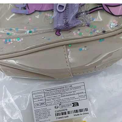 Rucsac cu o imprimare de personaje de animație Lilo și Stitch. Produs vândut online, în special prin intermediul Temu (identificator de produs: 601100079730305). Data producției: 2025/02/06