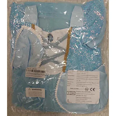Costum fantezie-rochie constând dintr-o rochie de inspirație Cenușăreasa, un colier de plastic cu un pandantiv papuci, cercei de plastic, o tiara de plastic, o baghetă de plastic cu un fluture diamant fals, și un arc de tesatura pentru a atașa cu un ac de siguranță. Dimensiunea rochiei: 120 cm. Produs vândut online, în special prin intermediul AliExpress (identificator unic: 1005006306770833).
