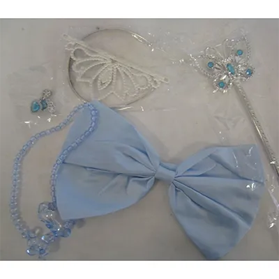 Costum fantezie-rochie constând dintr-o rochie de inspirație Cenușăreasa, un colier de plastic cu un pandantiv papuci, cercei de plastic, o tiara de plastic, o baghetă de plastic cu un fluture diamant fals, și un arc de tesatura pentru a atașa cu un ac de siguranță. Dimensiunea rochiei: 120 cm. Produs vândut online, în special prin intermediul AliExpress (identificator unic: 1005006306770833).