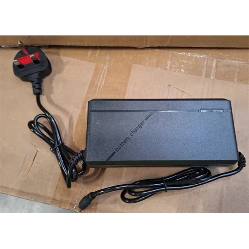 Încărcător de baterie cu priză de perete atașată.