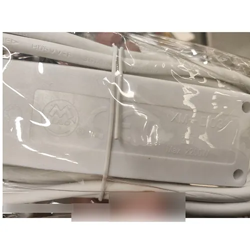 Cablu prelungitor cu 3 prize, alb, 3 m lungime.