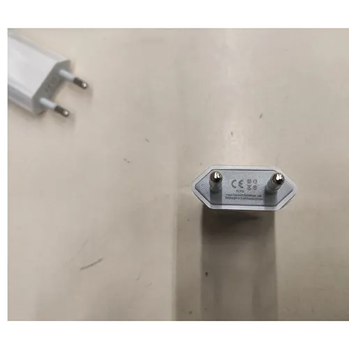 Încărcător USB alb cu o intrare de 100-240V, 50/60 Hz, 0.15A, și o ieșire de 5V, 2.4A.