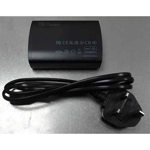 Stație de încărcare USB cu priză și cablu. Produs vândut online, în special prin intermediul Amazon.