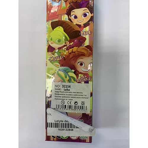 Papusa din plastic inspirata din seria animata Fairytale Patrol. Papusa este imbracata intr-o rochie roz si zmeura si are parul lung si inchis la culoare.