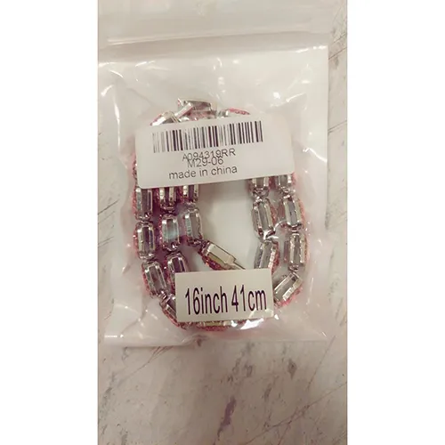 Colier metalic argintiu cu pietre roz. Produs vândut online, în special prin intermediul AliExpress.