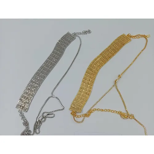 Colier choker multi-strand de culoare argintie cu strasuri. Produs vândut online, în special prin intermediul HobbyHall.fi.