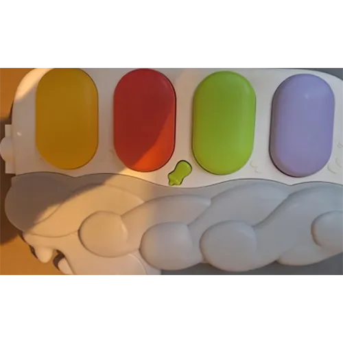 Covorașe de joacă pentru copii care conțin mai multe butoane și alte accesorii de stimulare.