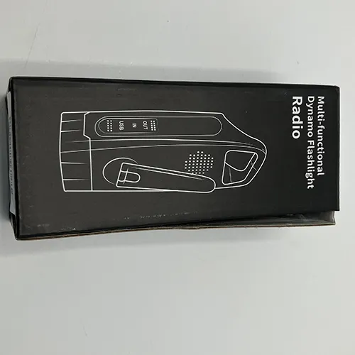 Radio de urgență realizat din carcasă din plastic dur, prevăzut cu o curea de încheietură textilă. Produs vândut online, în special prin intermediul www.tacticalstore.se.