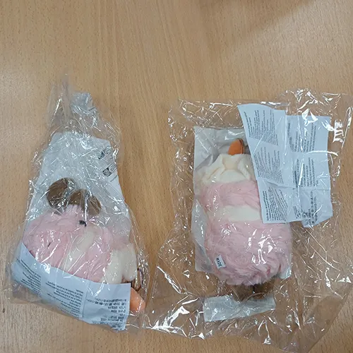 Breloc cu o jucărie moale în formă de tort de ziua de naștere cu ochi de plastic și o încuietoare metalică aurie. Produs vândut online, în special prin intermediul TikTok.