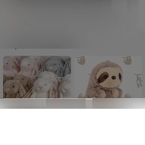 Breloc cu o jucărie moale în formă de tort de ziua de naștere cu ochi de plastic și o încuietoare metalică aurie. Produs vândut online, în special prin intermediul TikTok.