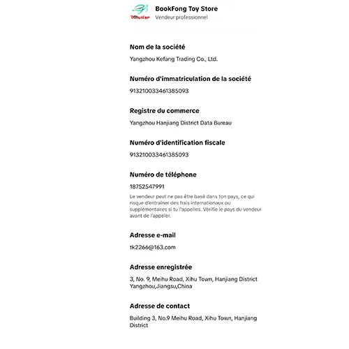 Breloc cu o jucărie moale în formă de tort de ziua de naștere cu ochi de plastic și o încuietoare metalică aurie. Produs vândut online, în special prin intermediul TikTok.