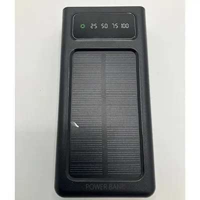 Powerbank negru, de aproximativ 25 cm lungime, cu un panou solar, ecran LCD și patru cabluri de încărcare încorporate și ieșiri USB duble. Produs vândut online, în special prin intermediul ovbutiken.se.