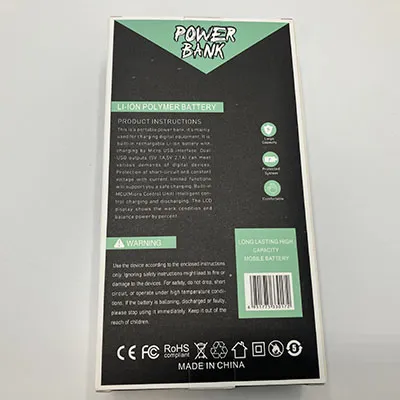 Powerbank negru, de aproximativ 25 cm lungime, cu un panou solar, ecran LCD și patru cabluri de încărcare încorporate și ieșiri USB duble. Produs vândut online, în special prin intermediul ovbutiken.se.