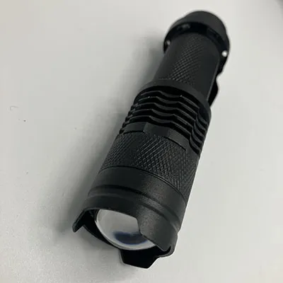 Cutie neagră din plastic, de aproximativ 35 cm x 15 cm, care conține un sortiment de accesorii de pregătire, de exemplu o lanternă mică, o pătură de urgență și un instrument multiplu. Produs vândut online, în special prin intermediul teknikproffset.se.