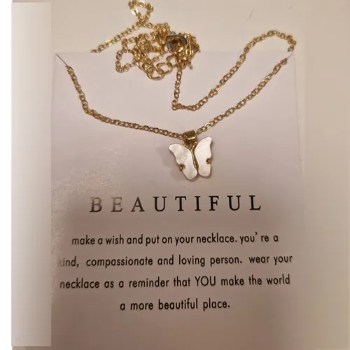 Colier cu pandantiv fluture. Produs vândut online, în special prin intermediul www.accessoirer.no.