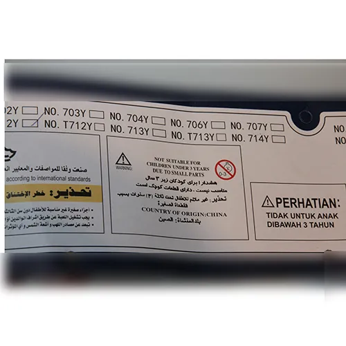 Pistol de apă de jucărie și rucsac cu un recipient de apă din plastic în formă de girafă rotundă. Are o gaură în partea de sus și un conector cu șurub în partea de jos. Produs vândut online, în special prin intermediul Alibaba și Frugoo.