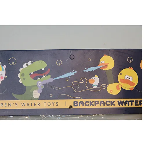 Pistol de apă de jucărie și rucsac cu un recipient de apă din plastic în formă de girafă rotundă. Are o gaură în partea de sus și un conector cu șurub în partea de jos. Produs vândut online, în special prin intermediul Alibaba și Frugoo.