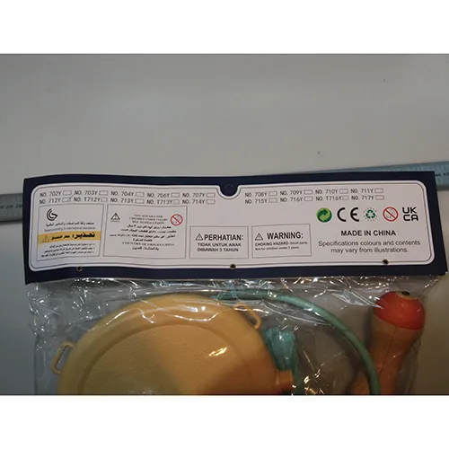 Pistol de apă de jucărie și rucsac cu un recipient de apă din plastic în formă de girafă rotundă. Are o gaură în partea de sus și un conector cu șurub în partea de jos. Produs vândut online, în special prin intermediul Alibaba și Frugoo.