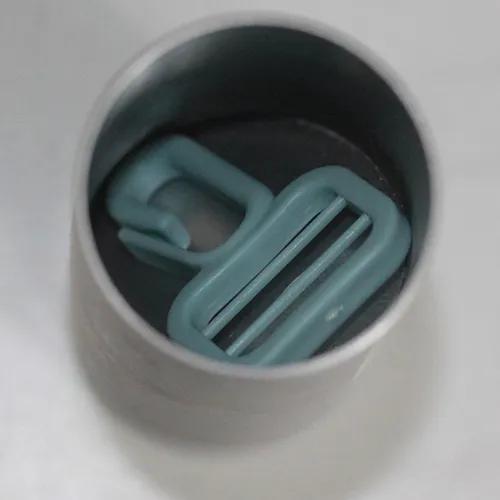 Pistol de apă de jucărie și rucsac cu un recipient de apă din plastic în formă de girafă rotundă. Are o gaură în partea de sus și un conector cu șurub în partea de jos. Produs vândut online, în special prin intermediul Alibaba și Frugoo.