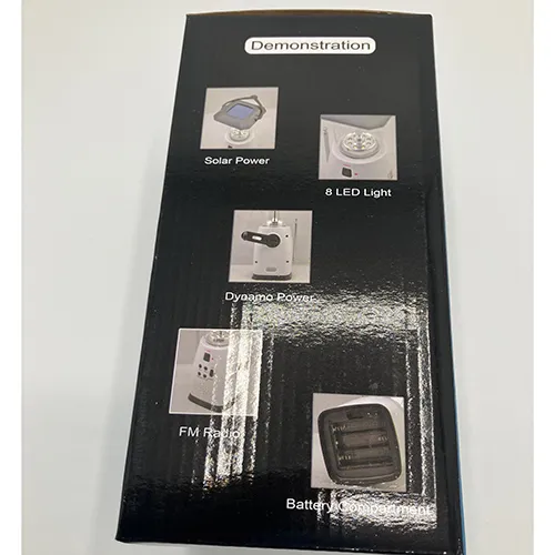 Lampă de camping cu 8 LED-uri gri, cu radio FM, cu o înălțime de aproximativ 25 cm. Alimentat prin manivelă, panou solar sau baterii AA. Produs vândut online, în special prin intermediul teknikproffset.se.
