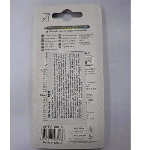 Set de lumânări în patru culori diferite. Lumânările sunt ambalate într-o pungă de plastic de 10 bucăți, fiecare cu un suport de lumânare din plastic.