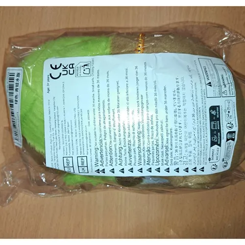 Jucărie de pluș maro și verde în formă de capibara purtând un capac de cap de broască și o mască detașabilă de broască. Produs vândut online, în special prin intermediul Shein (identificator unic: sl25060321981221271).