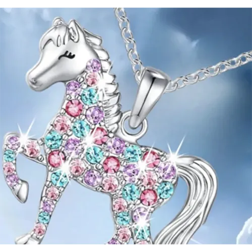 Colier cu un pandantiv de cal și pietre colorate. Produs vândut online, în special prin intermediul www.lightinthebox.com