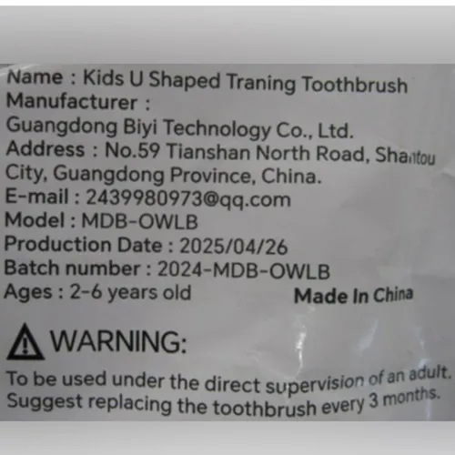 Periuță de dinți în formă de U / jucărie de dentiție cu mâner roz și autocolant de bufniță pentru periajul dinților și masajul gingiilor. Datorită valorii sale adăugate de joc (caracter animal) și ușurinței de manipulare, este recunoscut în plus ca o jucărie potrivită pentru copiii sub 36 de luni. Produs vândut online, în special prin intermediul Temu.