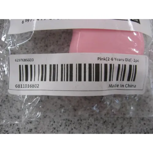 Periuță de dinți în formă de U / jucărie de dentiție cu mâner roz și autocolant de bufniță pentru periajul dinților și masajul gingiilor. Datorită valorii sale adăugate de joc (caracter animal) și ușurinței de manipulare, este recunoscut în plus ca o jucărie potrivită pentru copiii sub 36 de luni. Produs vândut online, în special prin intermediul Temu.