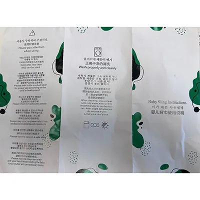 Sling pentru copii din două părți, fără deschideri integrate ale picioarelor, negru la exterior, cu o țesătură de plasă asemănătoare cu o cârpă și inserții albe căptușite în unele părți. Produs vândut online, în special prin intermediul AliExpress (Identificatori unici: 005007565256736-12000041320277361).