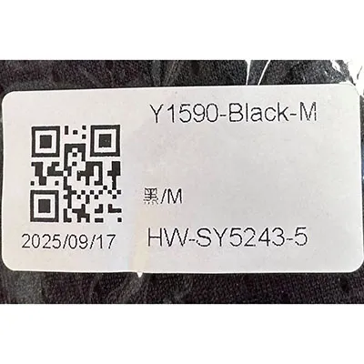 Sling pentru copii din două părți, fără deschideri integrate ale picioarelor, negru la exterior, cu o țesătură de plasă asemănătoare cu o cârpă și inserții albe căptușite în unele părți. Produs vândut online, în special prin intermediul AliExpress (Identificatori unici: 005007565256736-12000041320277361).