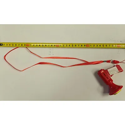 Megafon de jucărie roșie. Produs vândut online, în special prin intermediul Temu.