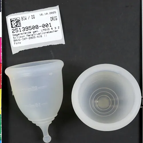 Ceașcă menstruală din silicon alb translucid. Produs vândut online, în special prin intermediul Temu (identificator unic de produs: 601100165351839).