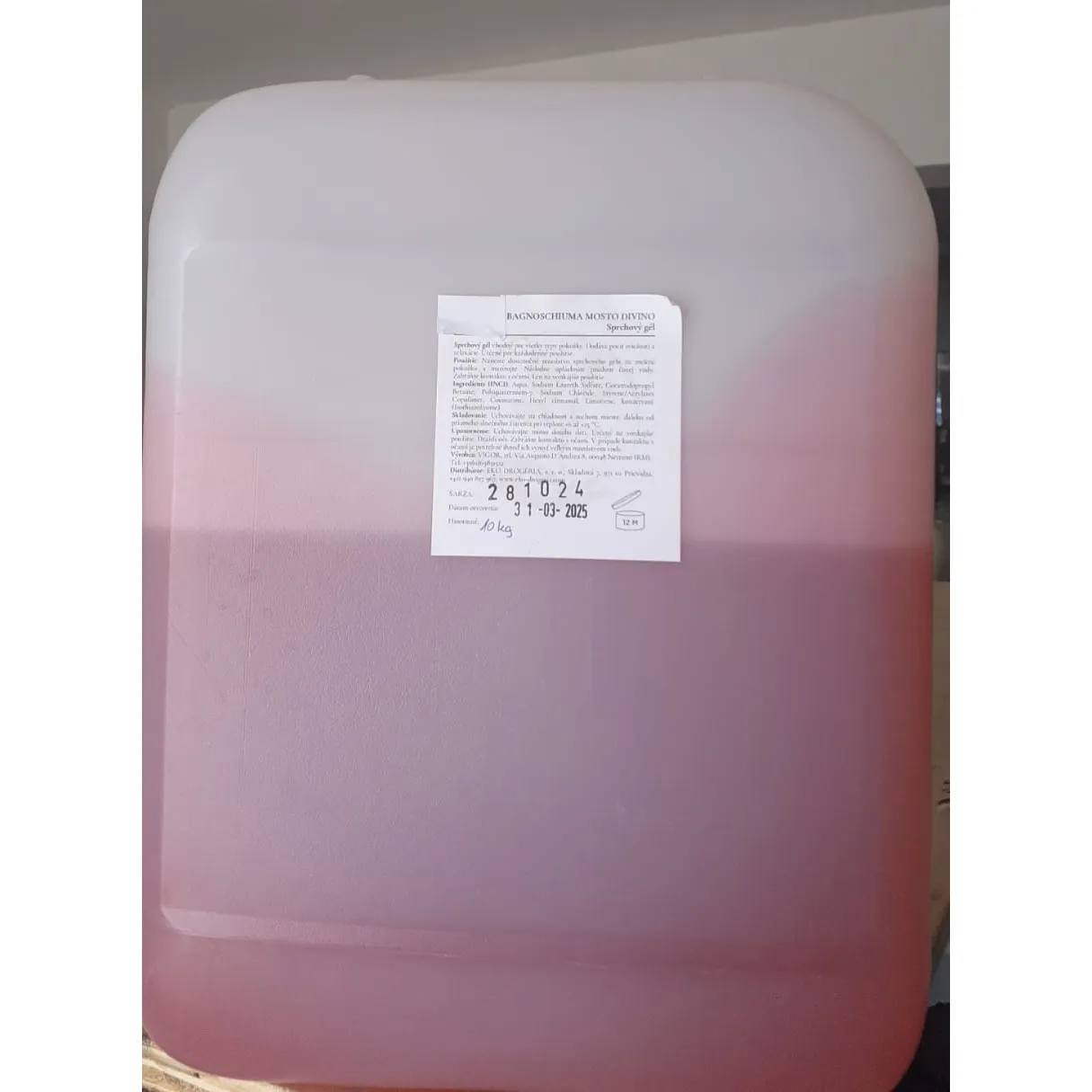 Două tipuri de geluri de duș, 25 kg, și Bagnoschiuma Mosto Divino, 10 kg, în canistră vrac.