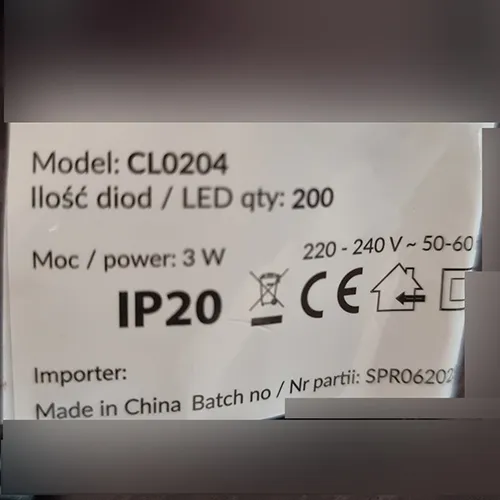Lanț de iluminat cu șiruri cu 200 de lumini LED neînlocuibile, tensiune nominală 220-240 V, putere nominală 3 W, promovată ca având clasa de siguranță II.