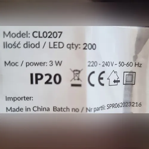 Lanț de iluminat cu șiruri cu 200 de lumini LED neînlocuibile, tensiune nominală 220-240 V, putere nominală 3 W, promovată ca având clasa de siguranță II.
