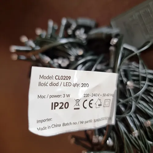 Lanț de iluminat cu șiruri cu 200 de lumini LED neînlocuibile, tensiune nominală 220-240 V, putere nominală 3 W, promovată ca având clasa de siguranță II.