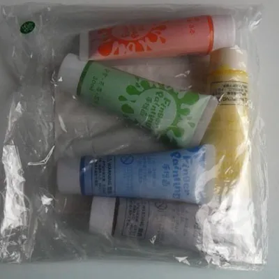 Set de tuburi pentru vopsirea degetelor în cinci culori diferite: alb, negru, roșu, verde și galben. Produs vândut online, în special prin intermediul SHEIN.