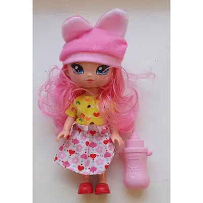 Păpușă din plastic cu ochi pictați și buze roșii, purtând o rochie.