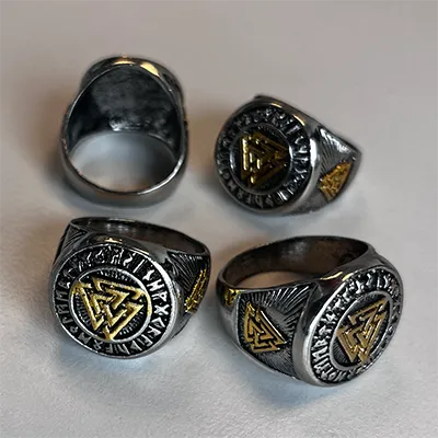 Inel argintiu cu model. Produs vândut online, în special prin intermediul www.lightinthebox.com.