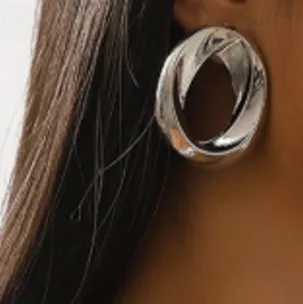 Cercei placați cu aur. Produs vândut online, în special prin intermediul www.lightinthebox.com