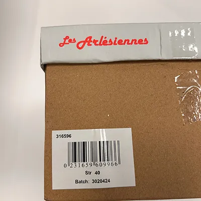 Sandale din PVC. Sandala are două curele cu catarame.