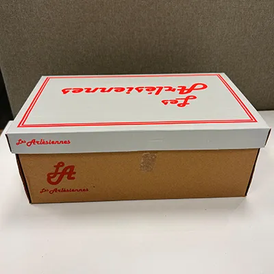 Sandale din PVC. Sandala are două curele cu catarame.