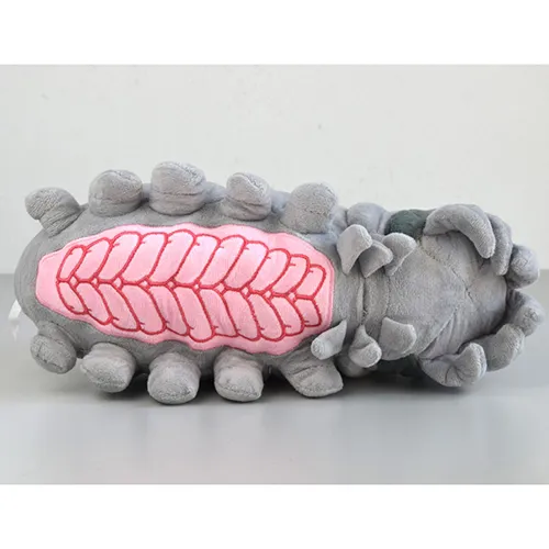 Figurină de pluș gri în formă de animal cu acoperire de pluș roz pe burtă.