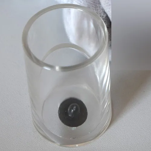 Figurină de pluș gri în formă de animal cu acoperire de pluș roz pe burtă.