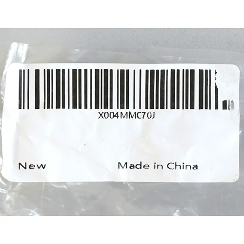 Figurină de pluș gri în formă de animal cu acoperire de pluș roz pe burtă.