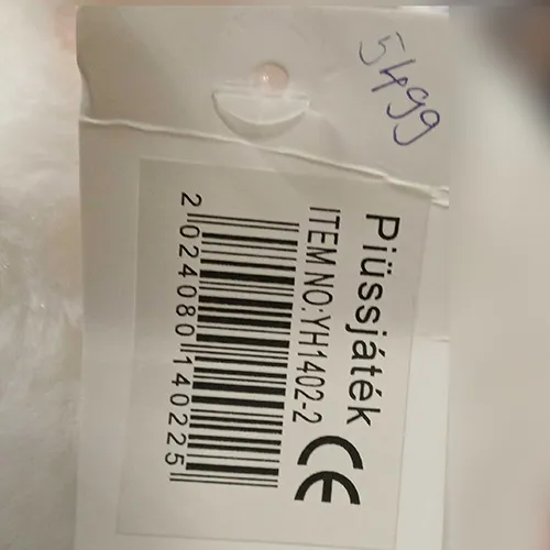 Jucărie albă de pluș în formă de urs cu guler roșu împânzit cu știfturi în formă de os.