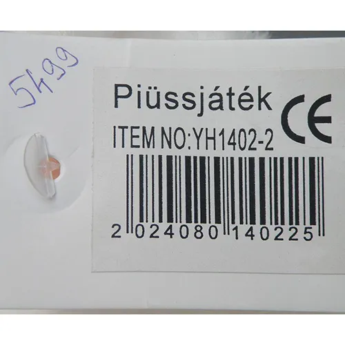 Jucărie albă de pluș în formă de urs cu guler roșu împânzit cu știfturi în formă de os.