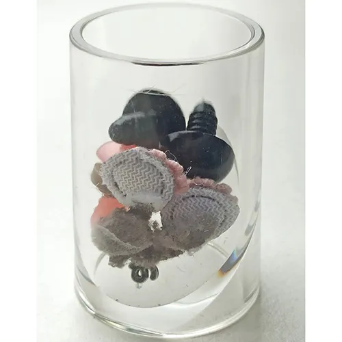 Jucărie panda de pluș alb-negru cu o panglică roz în jurul gâtului.